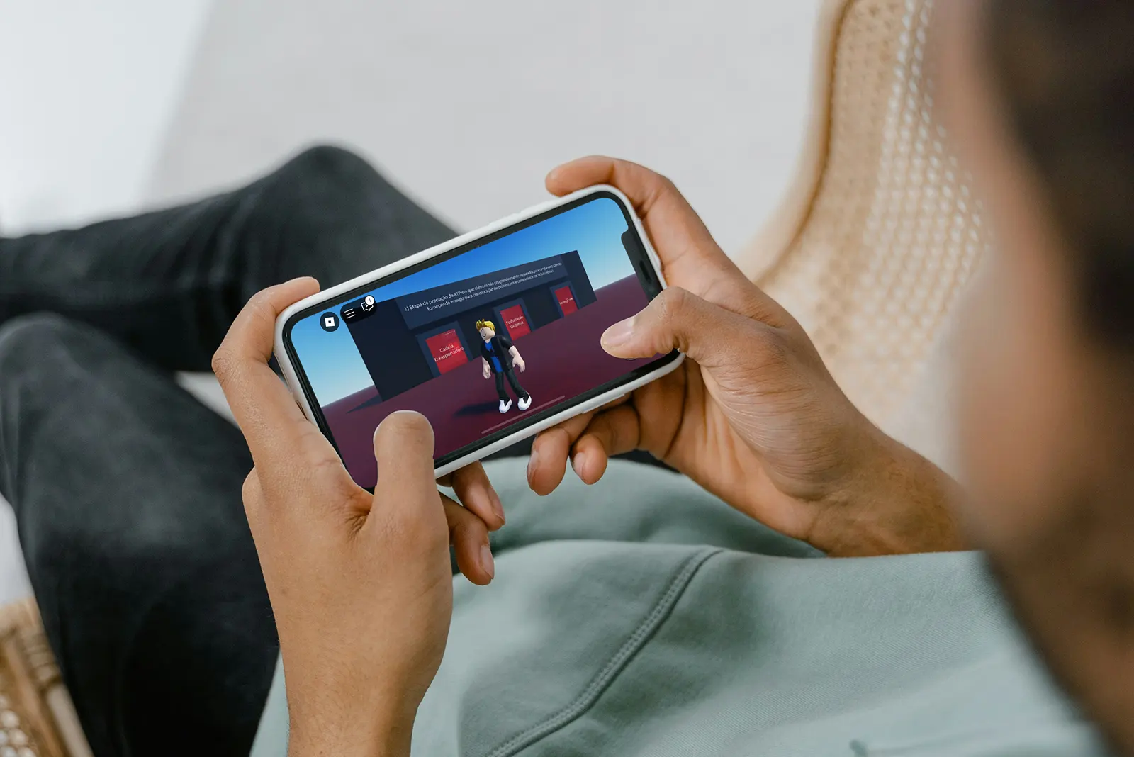 Mulher jovem usando um tablet para acessar as ferramentas de Realidade Aumentada do site Citossina Mulher jovem usando um tablet para acessar as ferramentas de Realidade Aumentada do site Citossina