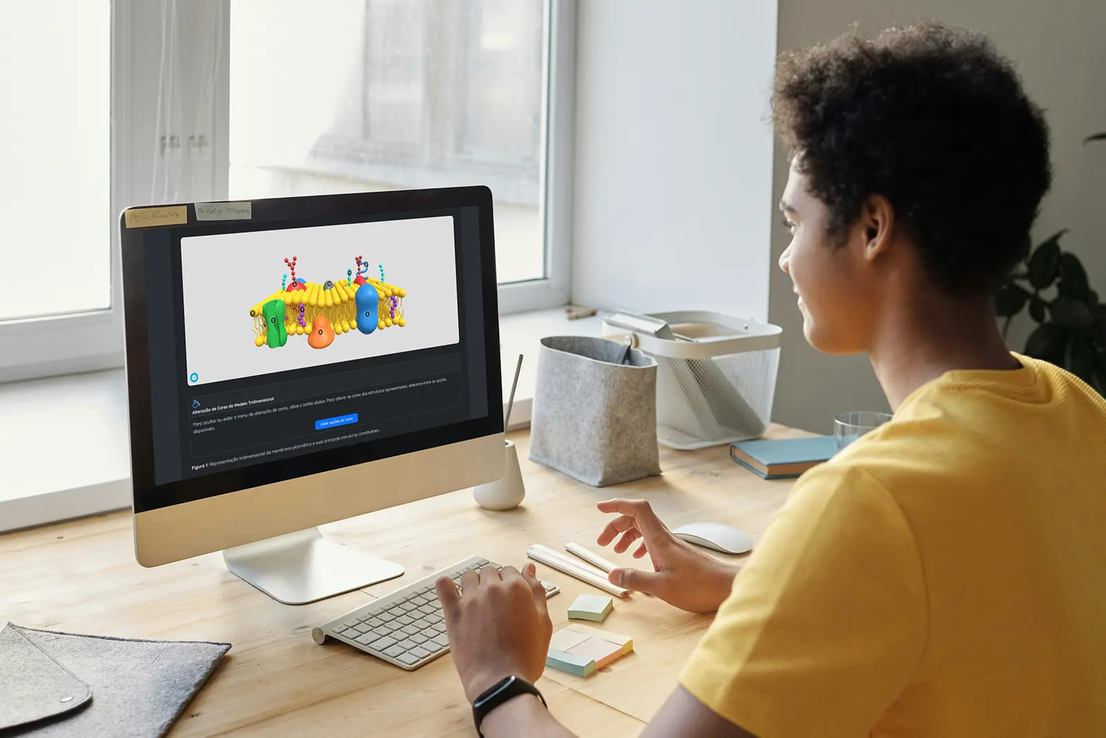 Homem jovem usando um computador para acessar as ferramentas de Realidade Virtual do site Citossina Homem jovem usando um computador para acessar as ferramentas de Realidade Virtual do site Citossina
