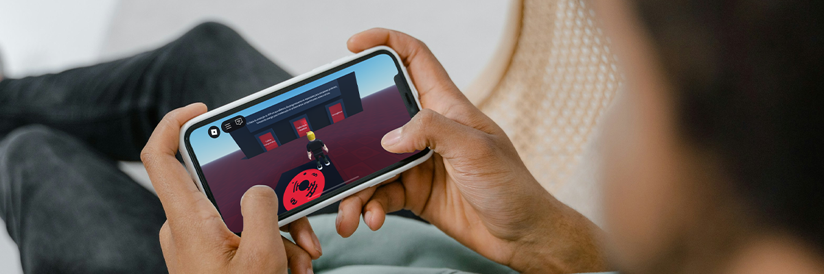 Homem utilizando smartphone